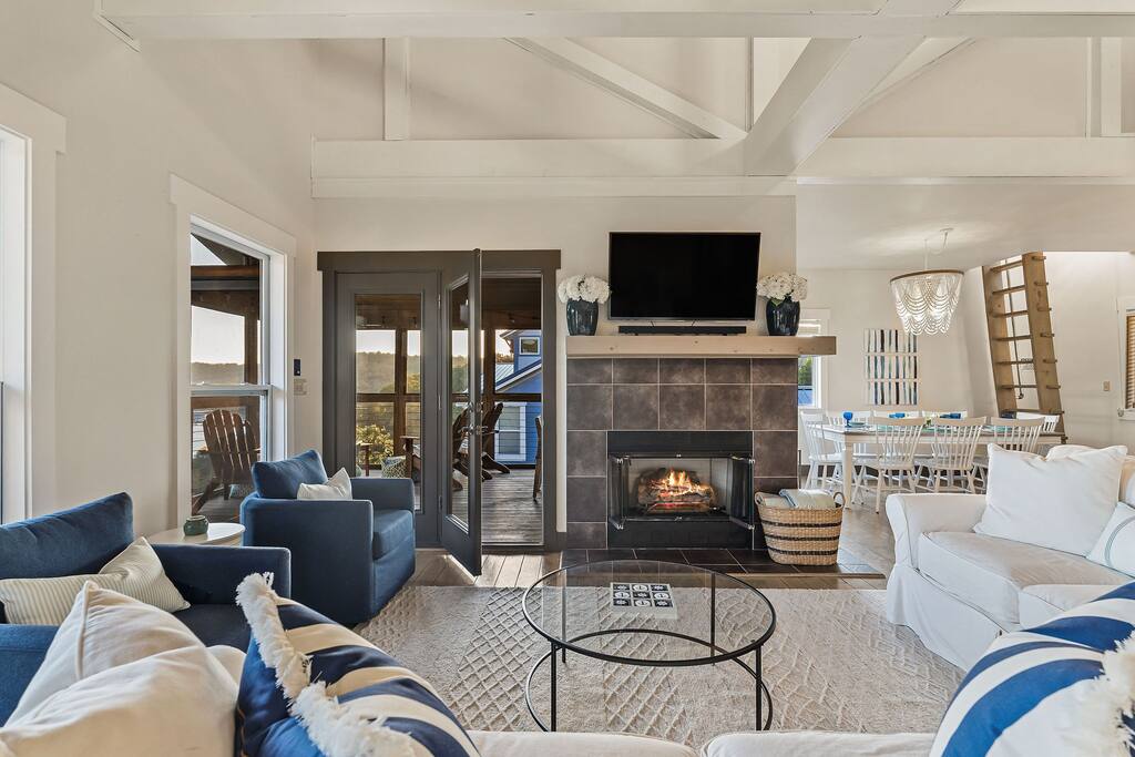 center-hill-lake-house:-lake-viewaccess-and-hot-tub/