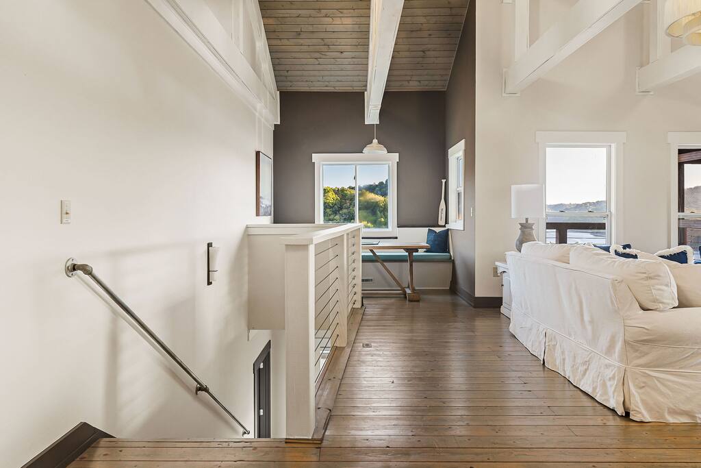 center-hill-lake-house:-lake-viewaccess-and-hot-tub/