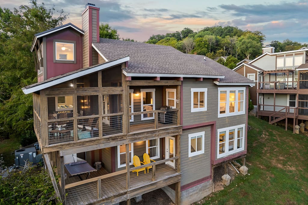 center-hill-lake-house:-lake-viewaccess-and-hot-tub/