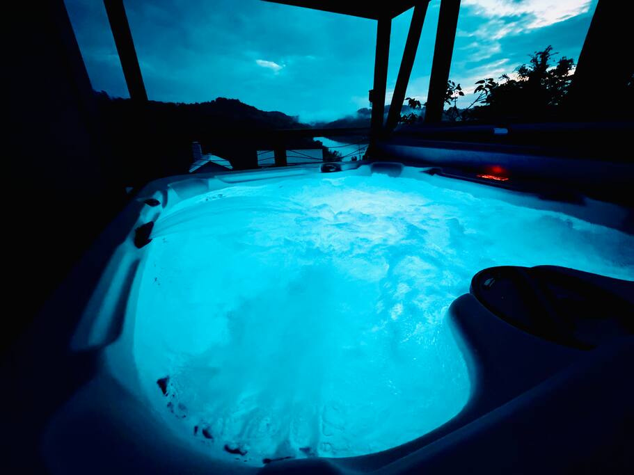 center-hill-lake-house:-lake-viewaccess-and-hot-tub/