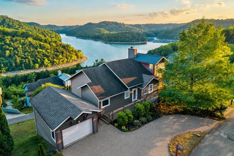 Scenic lakeview mountain retreat with breathtaking sunset vistas