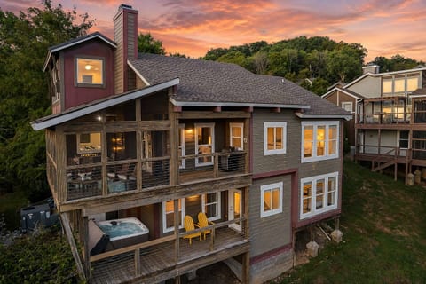 Center Hill Lake House - Lake View/Access w/ Hot Tub & Pool
