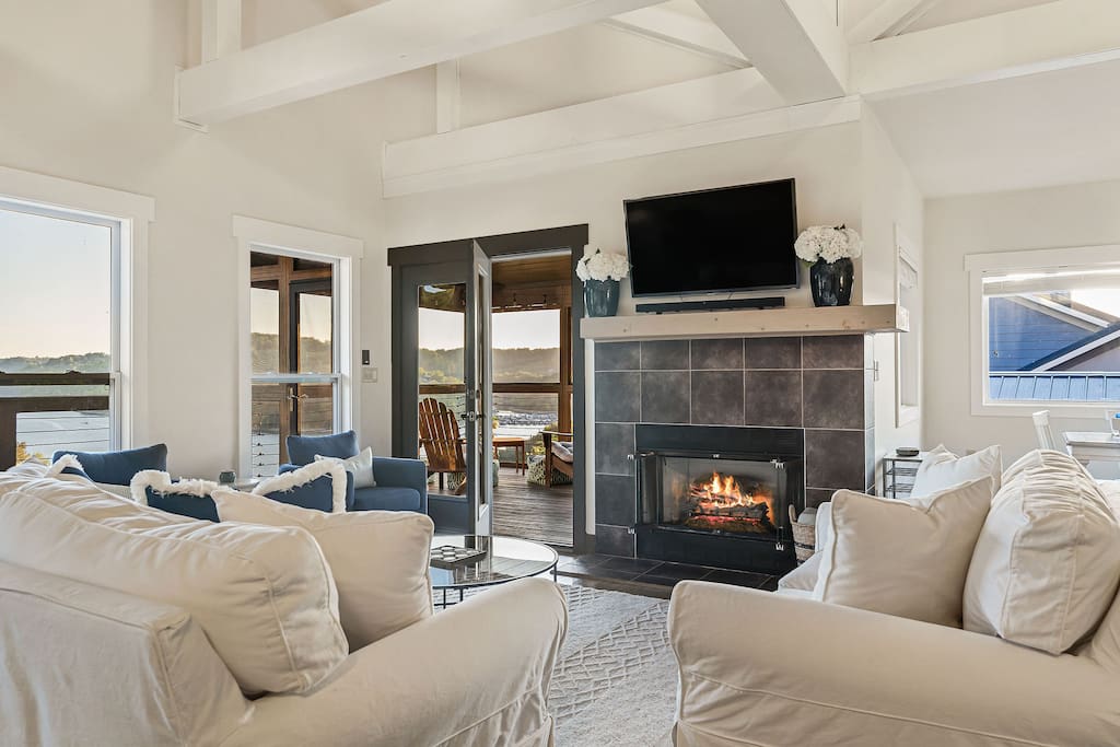 center-hill-lake-house:-lake-viewaccess-and-hot-tub/