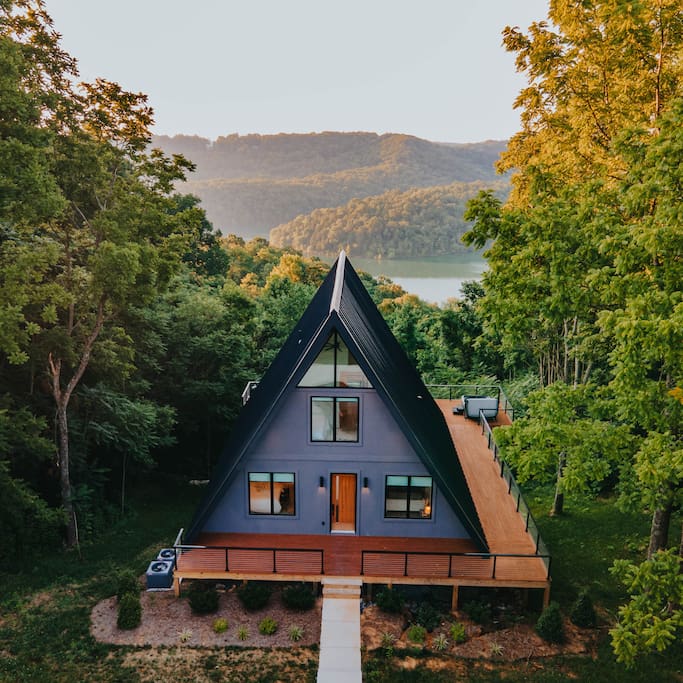 center-hill-lake-a-frame-lake-view-and-hot-tub/