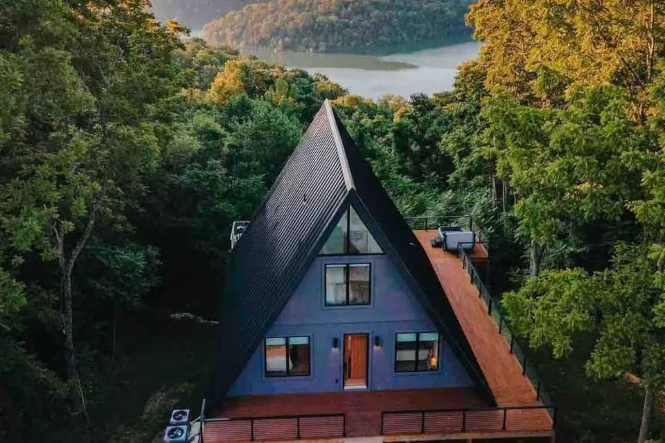 Center Hill Lake A-Frame | Lake Views & Hot Tub - Smithville