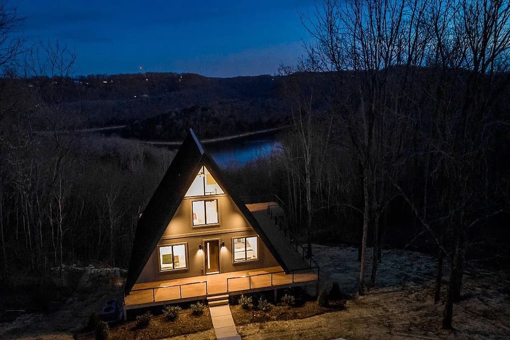 center-hill-lake-a-frame-lake-view-and-hot-tub/