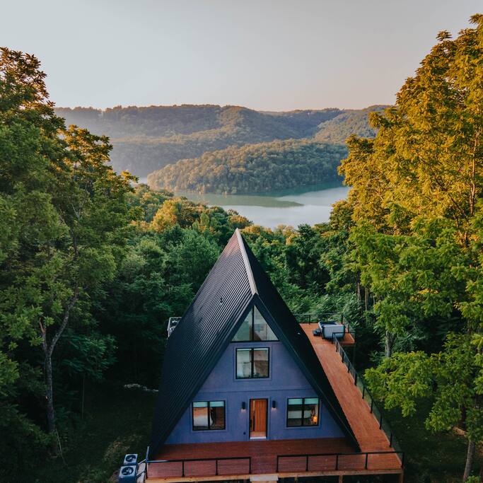 center-hill-lake-a-frame-lake-view-and-hot-tub/