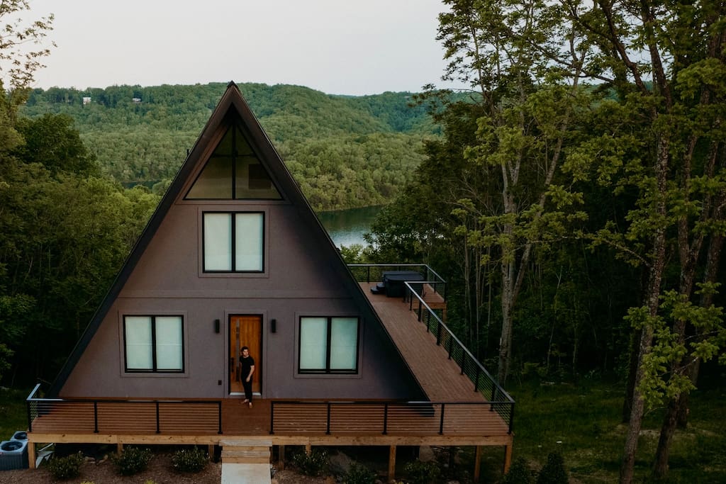 center-hill-lake-a-frame-lake-view-and-hot-tub/