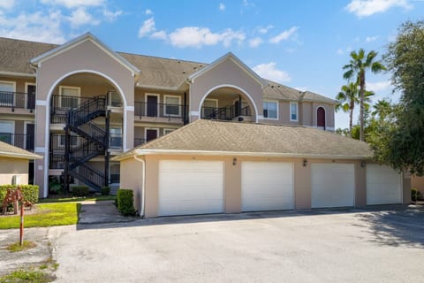 Spacious 2BR Condo Near Disney with Pool & Basketball