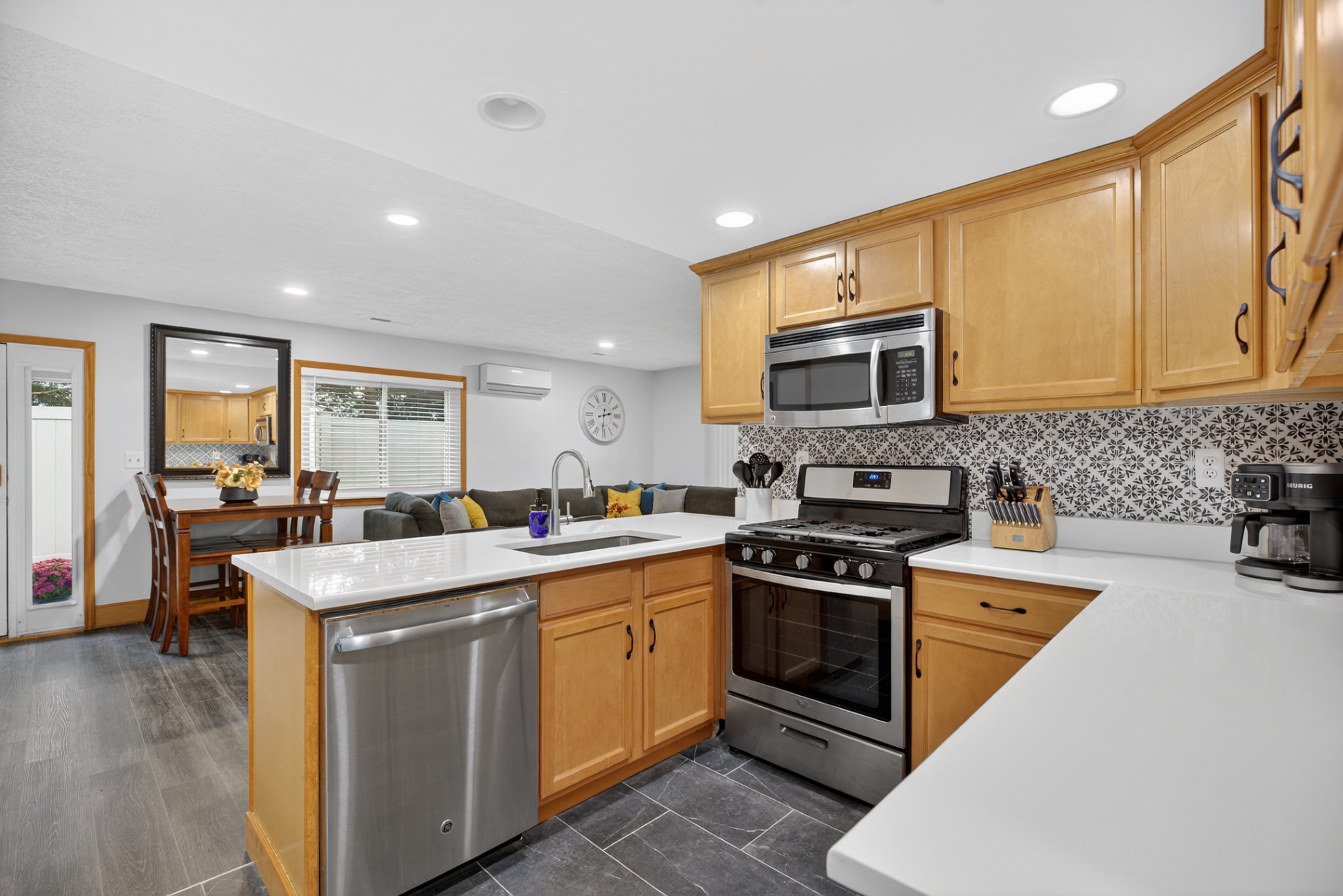 charming-home-in-lo-king-bed-kitchen-with-patio/