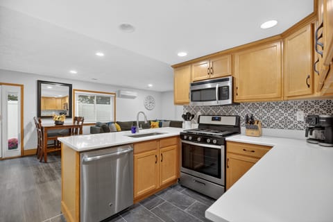 Charming Home in LO- King Bed, Kitchen with Patio