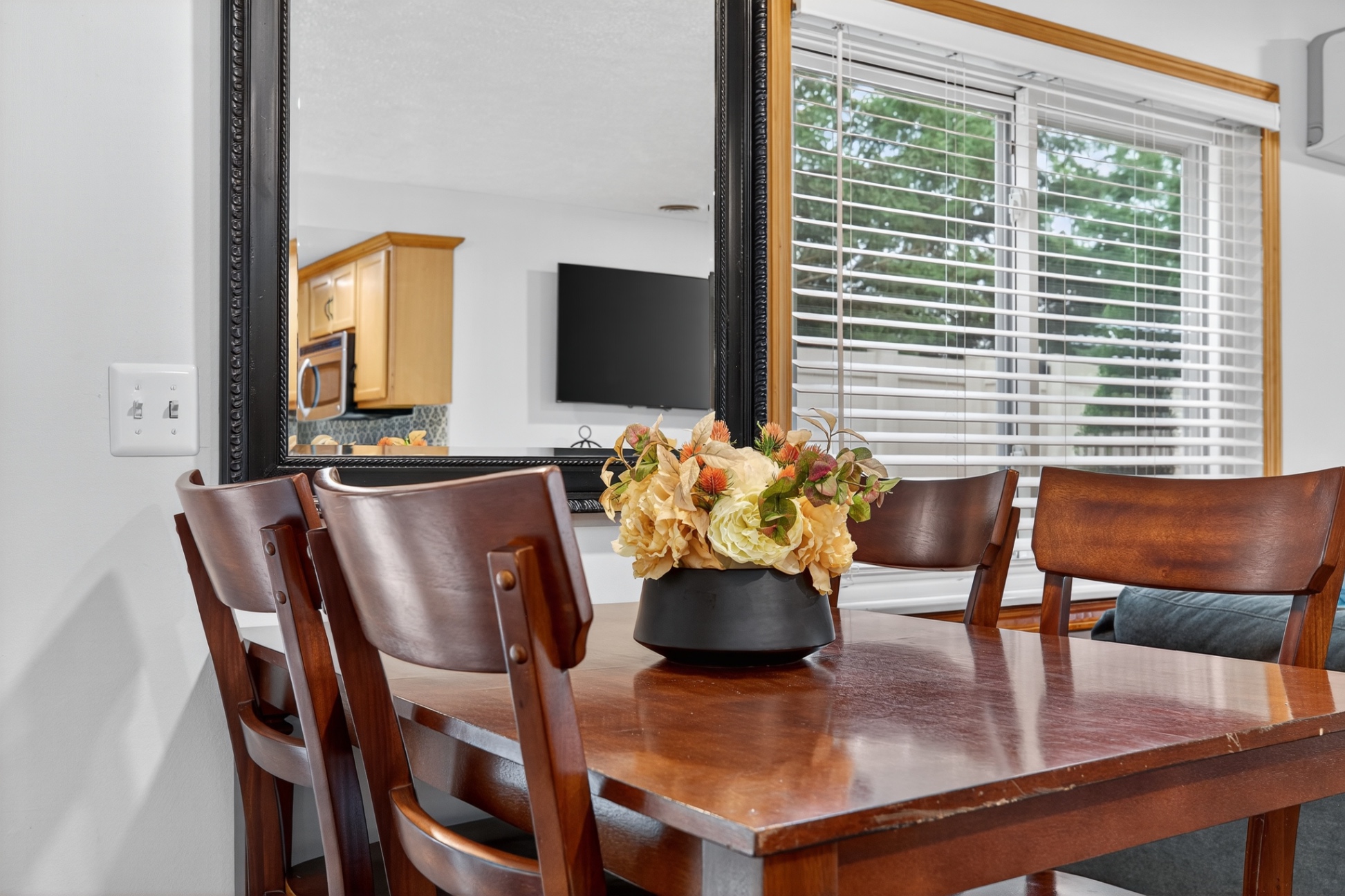 charming-home-in-lo-king-bed-kitchen-with-patio/