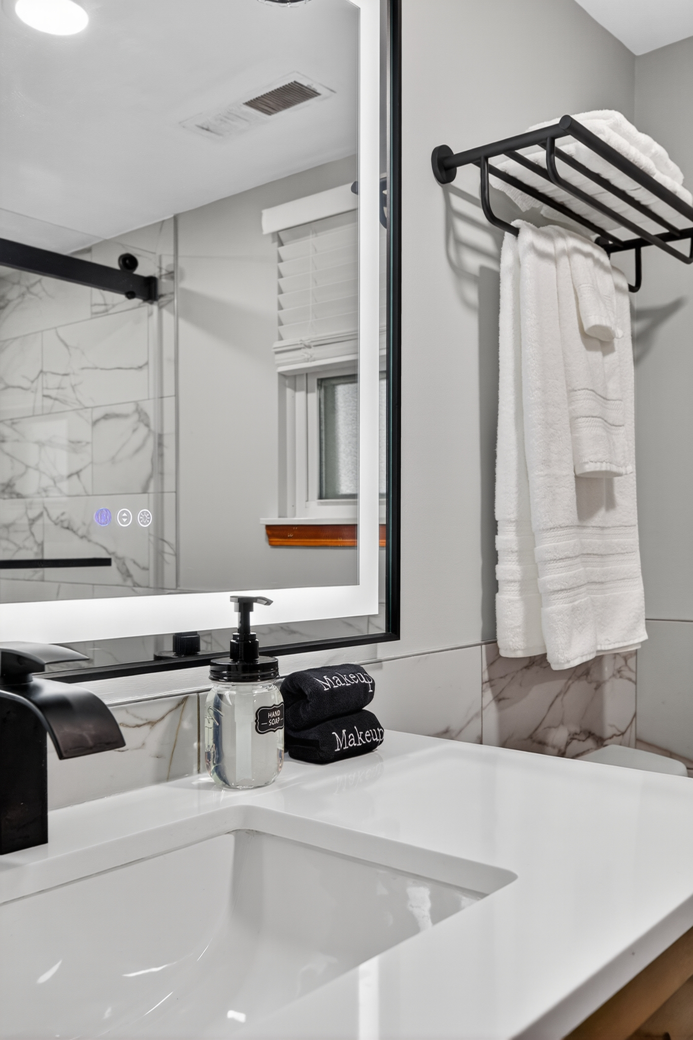 charming-home-in-lo-king-bed-kitchen-with-patio/