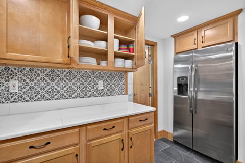 Charming Home in LO- King Bed, Kitchen with Patio