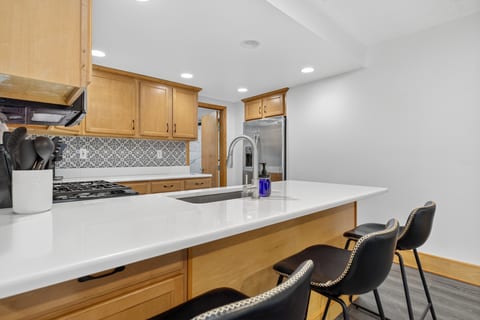 Charming Home in LO- King Bed, Kitchen with Patio