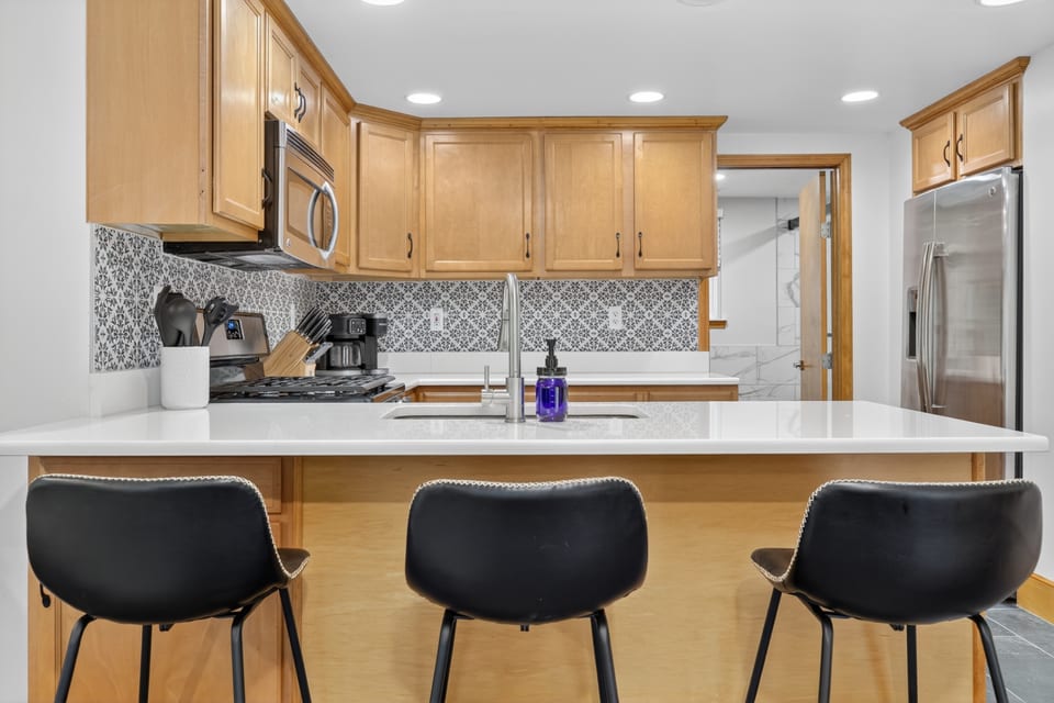 Charming Home in LO- King Bed, Kitchen with Patio - Lake Orion
