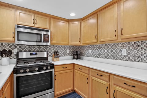 Charming Home in LO- King Bed, Kitchen with Patio