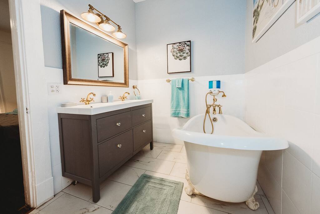 fall-secials-2x-king-suite-pet-friendly-nr-dwntwn/