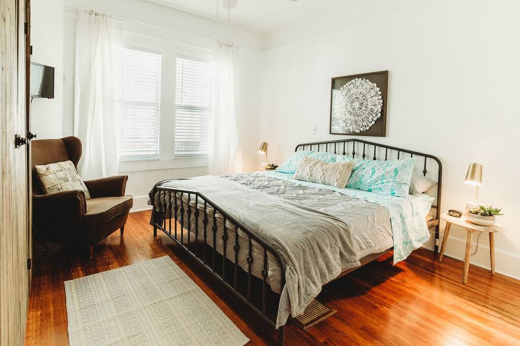 fall-secials-2x-king-suite-pet-friendly-nr-dwntwn/