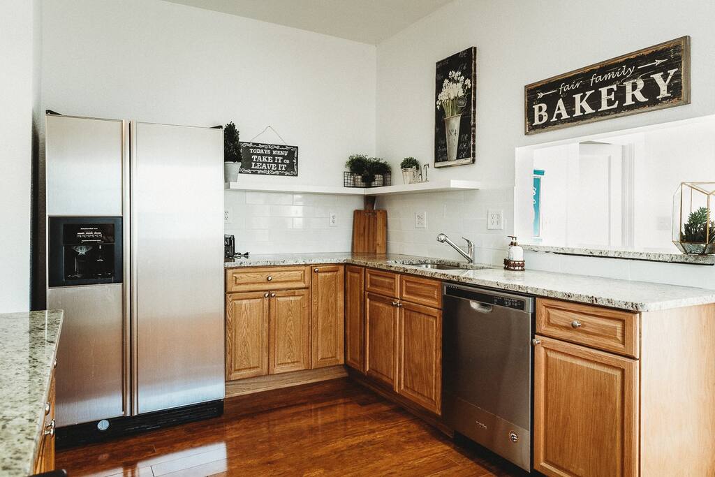 fall-secials-2x-king-suite-pet-friendly-nr-dwntwn/