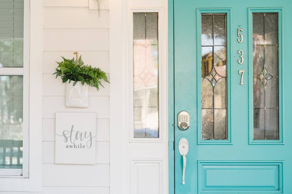 fall-secials-2x-king-suite-pet-friendly-nr-dwntwn/