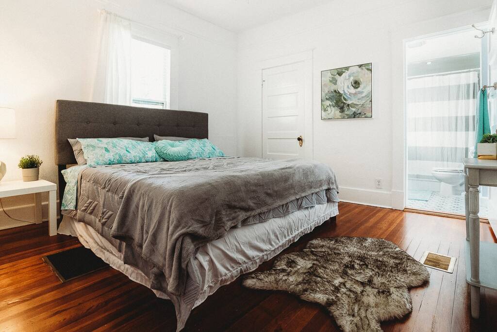 fall-secials-2x-king-suite-pet-friendly-nr-dwntwn/