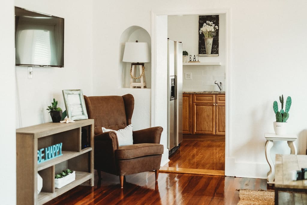 fall-secials-2x-king-suite-pet-friendly-nr-dwntwn/