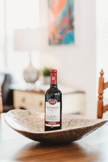 fall-secials-2x-king-suite-pet-friendly-nr-dwntwn/