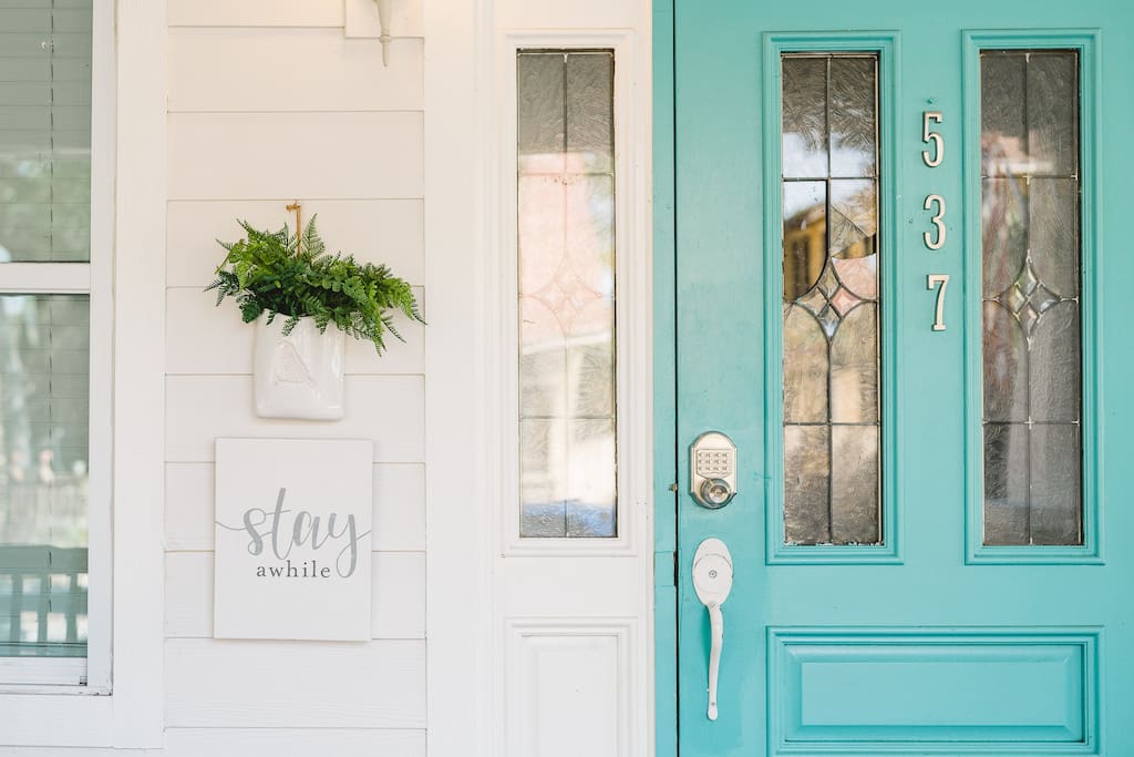 fall-rates-large-apartment-downtown-pet-friendly/