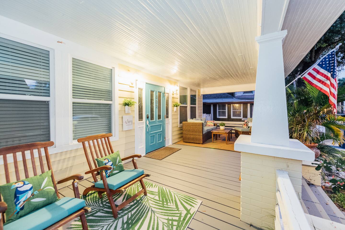 Large Bungalow upstairs apartment and Pet-Friendly