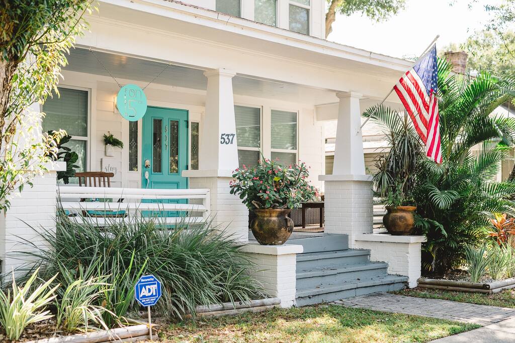 fall-rates-large-apartment-downtown-pet-friendly/