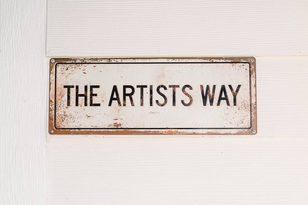 fall-getaway-a-cozy-artist-loft-walkable-and-artsy/