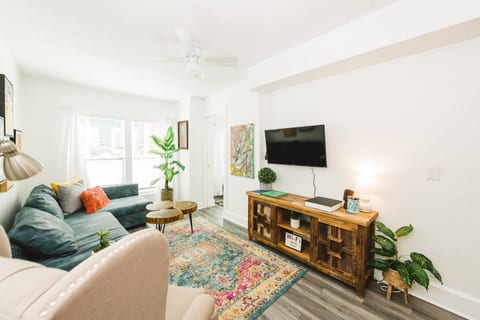 Cozy meets creative in this sunny lounge! Enjoy fast Wi-Fi, Smart TV, and artistic touches throughout—ideal for relaxing with a good show or planning your next St. Pete adventure.