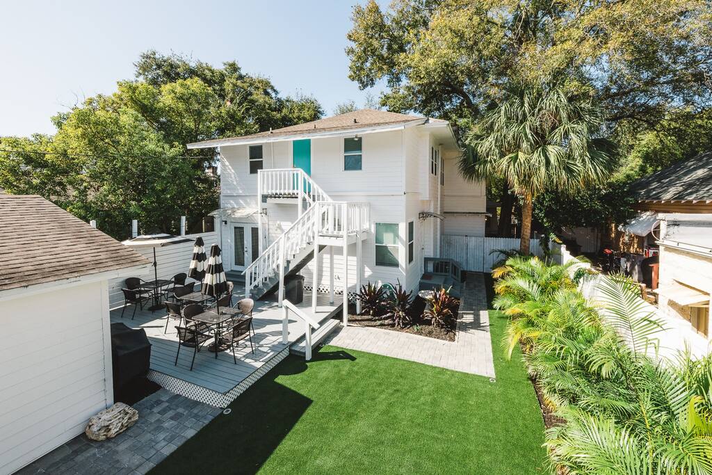 fall-getaway-a-cozy-artist-loft-walkable-and-artsy/