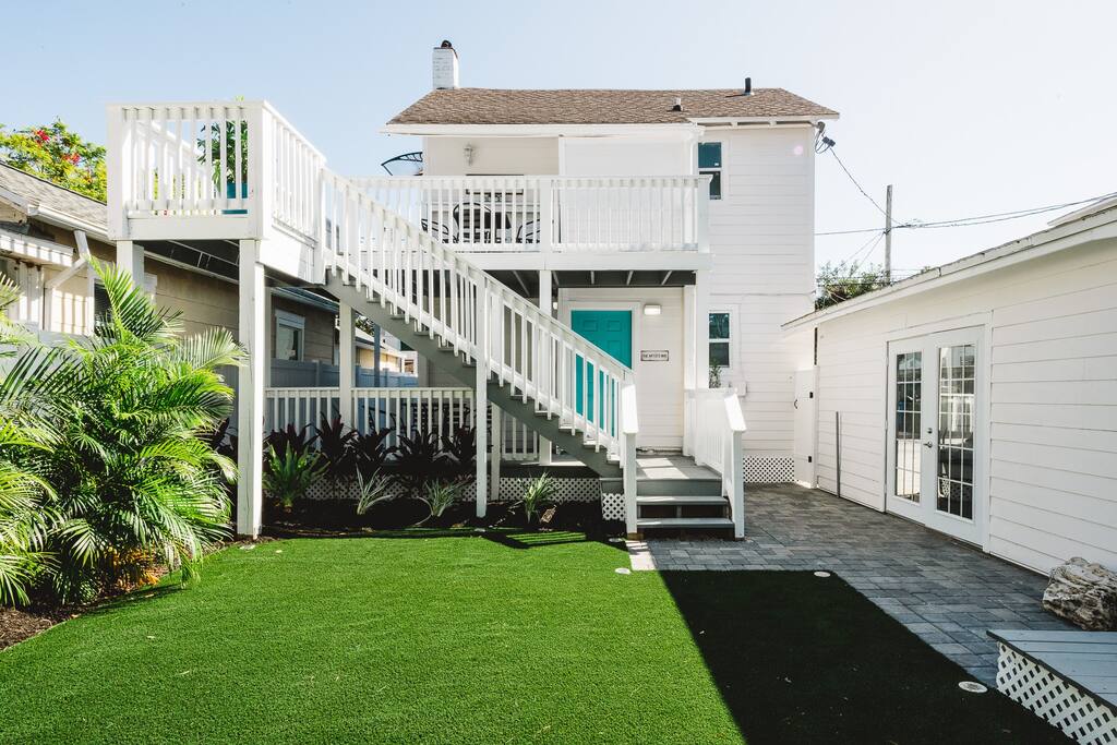 fall-special-rates-a-dali-surreal-inspired-retreat/