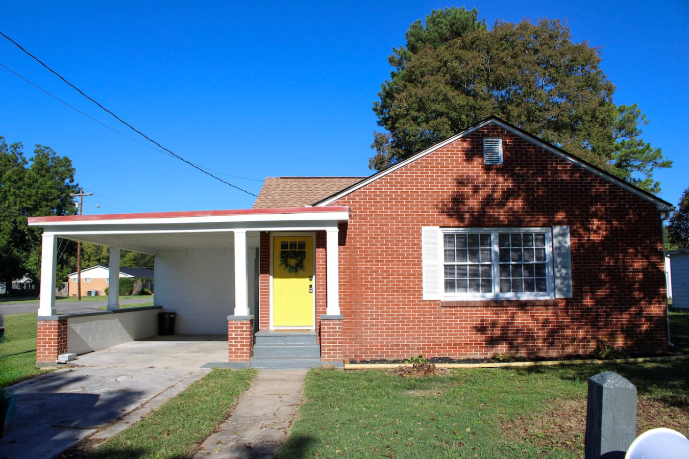 Corner Cottage - 2BR, Close to Lake, Restaurants!