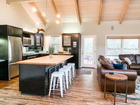 Sleeps 30, Riverfront, HotTub, PoolTable, DiscGolf - Holiday Home
