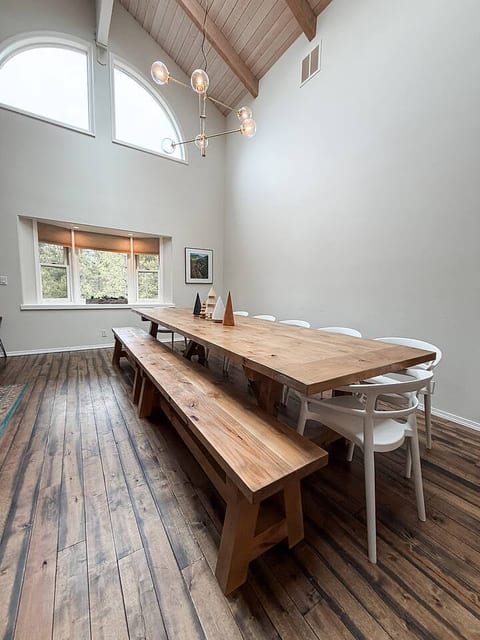 Sleeps 30, Riverfront, HotTub, PoolTable, DiscGolf - Holiday Home