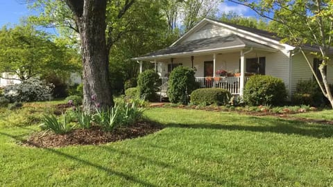 Happy Home Guest Suite - minutes to TIEC & FENCE