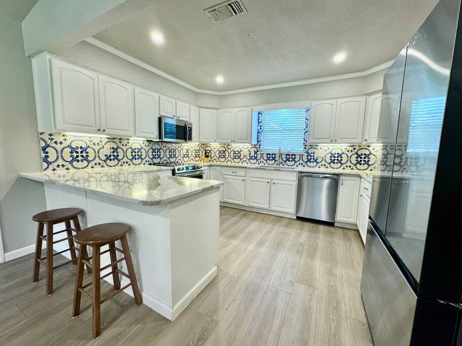 fish-haus~pool~spa~relaxing-waterfront-retreat/