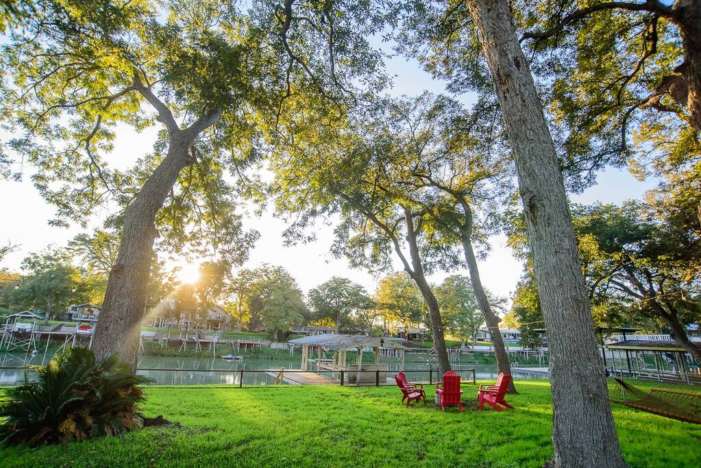 fish-haus~pool~spa~relaxing-waterfront-retreat/