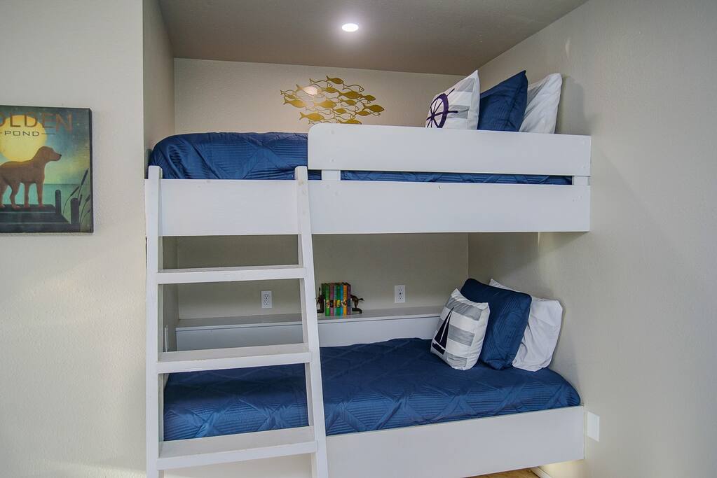 fish-haus~pool~spa~relaxing-waterfront-retreat/