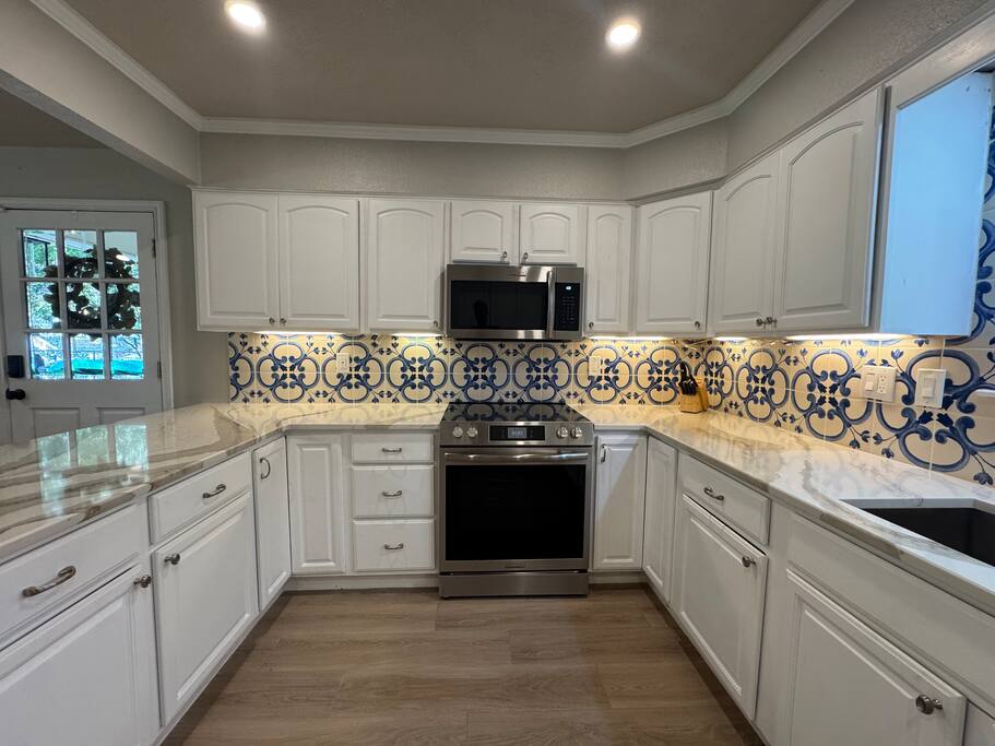 fish-haus~pool~spa~relaxing-waterfront-retreat/