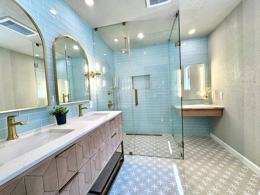 fish-haus~pool~spa~relaxing-waterfront-retreat/