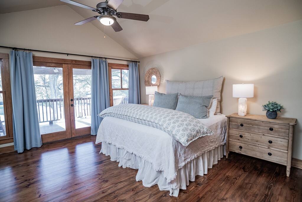 farm-house-pool-table-ping-pong-sleeps-16/