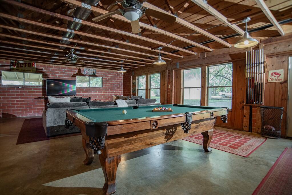 farm-house-pool-table-ping-pong-sleeps-16/