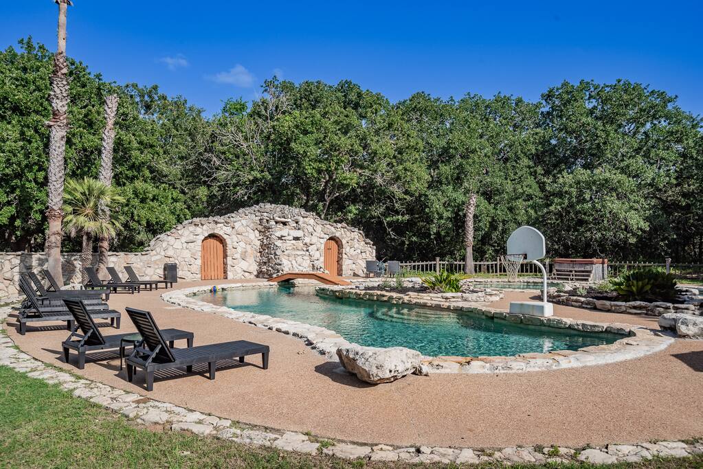 ranch-or-4-homes-or-pool-or-sleeps-40-holiday-home/