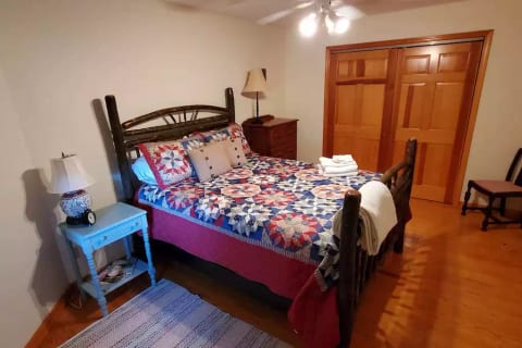 Guest bedroom with Queen bed