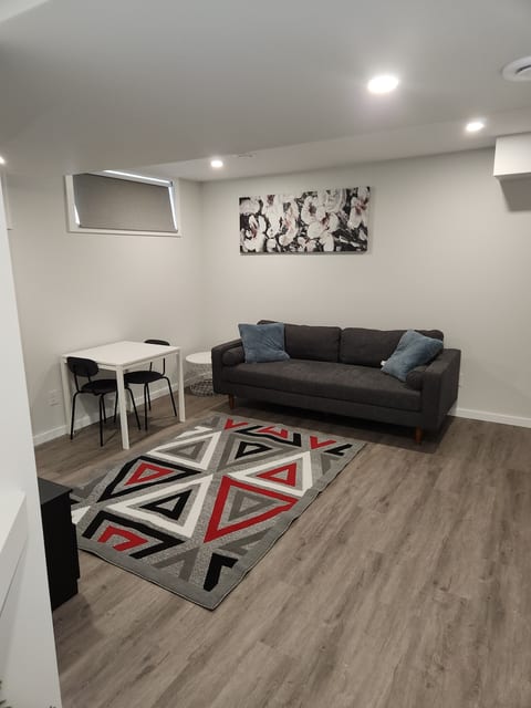 A Modern & Homely 1 BR Suite image 3