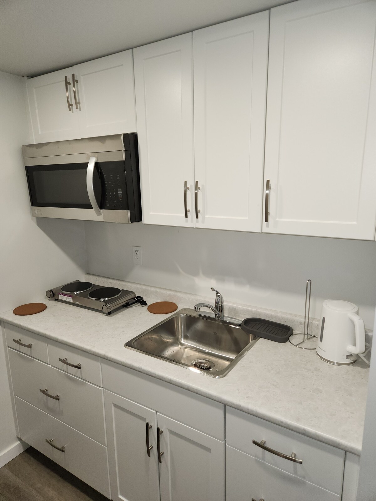 a-modern-and-homely-1-br-suite/